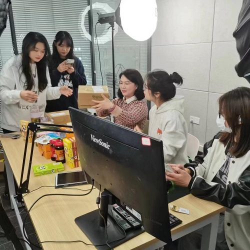 师生助力乡村振兴—-经管学院电商直播基地开播了