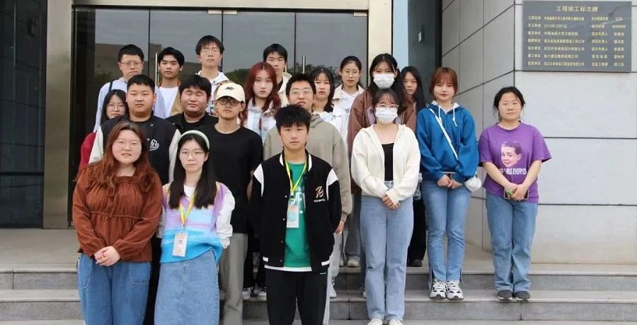 “学雷锋，树新风，构建和谐校园”学雷锋活动月第三次活动“传递爱的星火，弘扬雷锋精神”