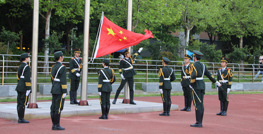 赞颂辉煌成就，建设强大国防——经济与管理学院举行升旗仪式