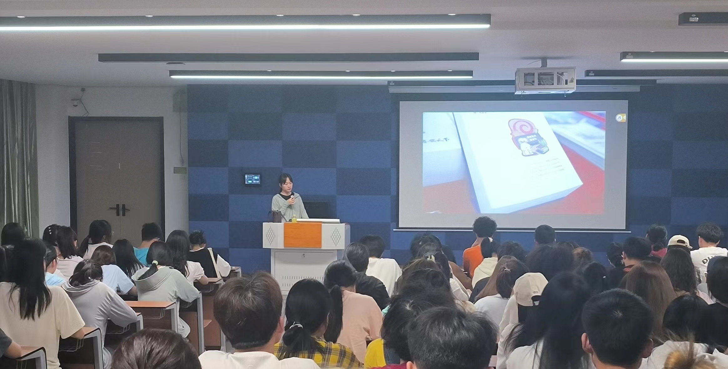 担当时代新人 共筑安全防线 人文学院开展安全法治教育主题班会