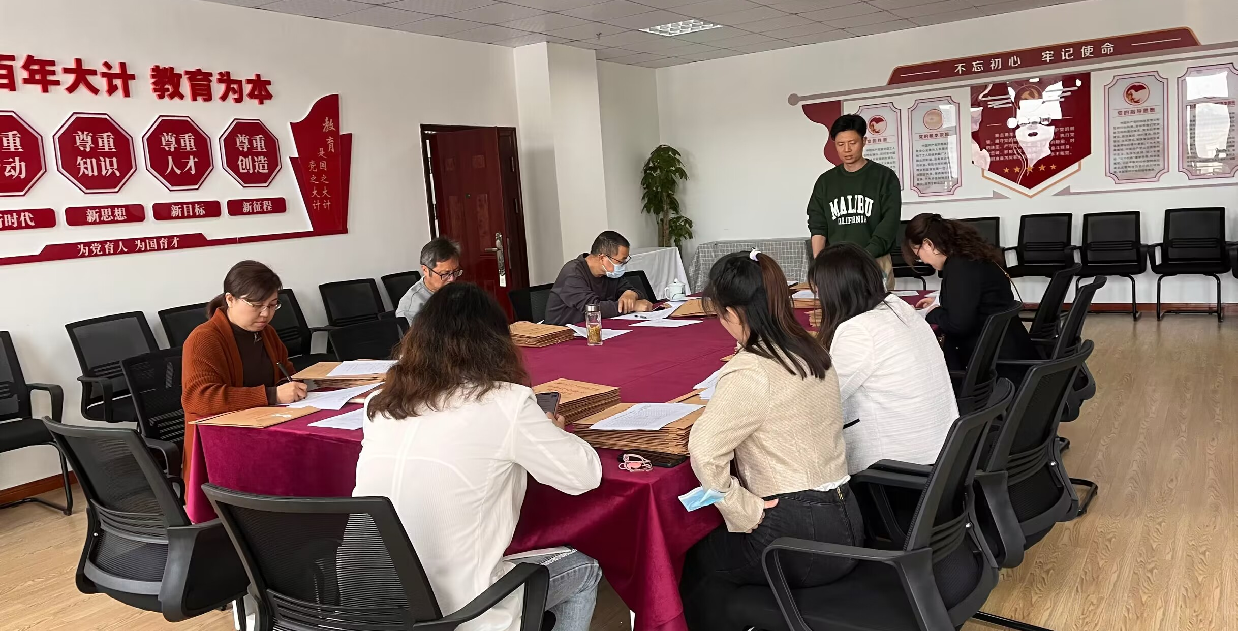 人文学院开展毕业论文中期检查