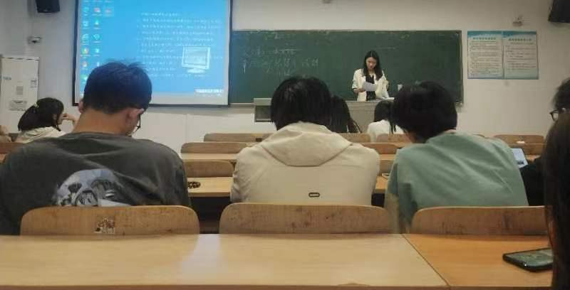 营造良好学风 共建美丽校园 人文学院组织开展班会晚点名活动