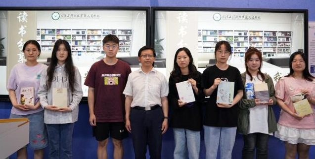 书香浸润心灵 阅读点亮人生 人文学院举办读书分享会
