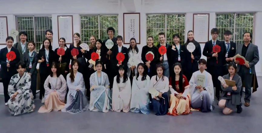 感书法之美 品汉字之韵 北美艺术家团队于武汉工程科技学院体验中国书法文化