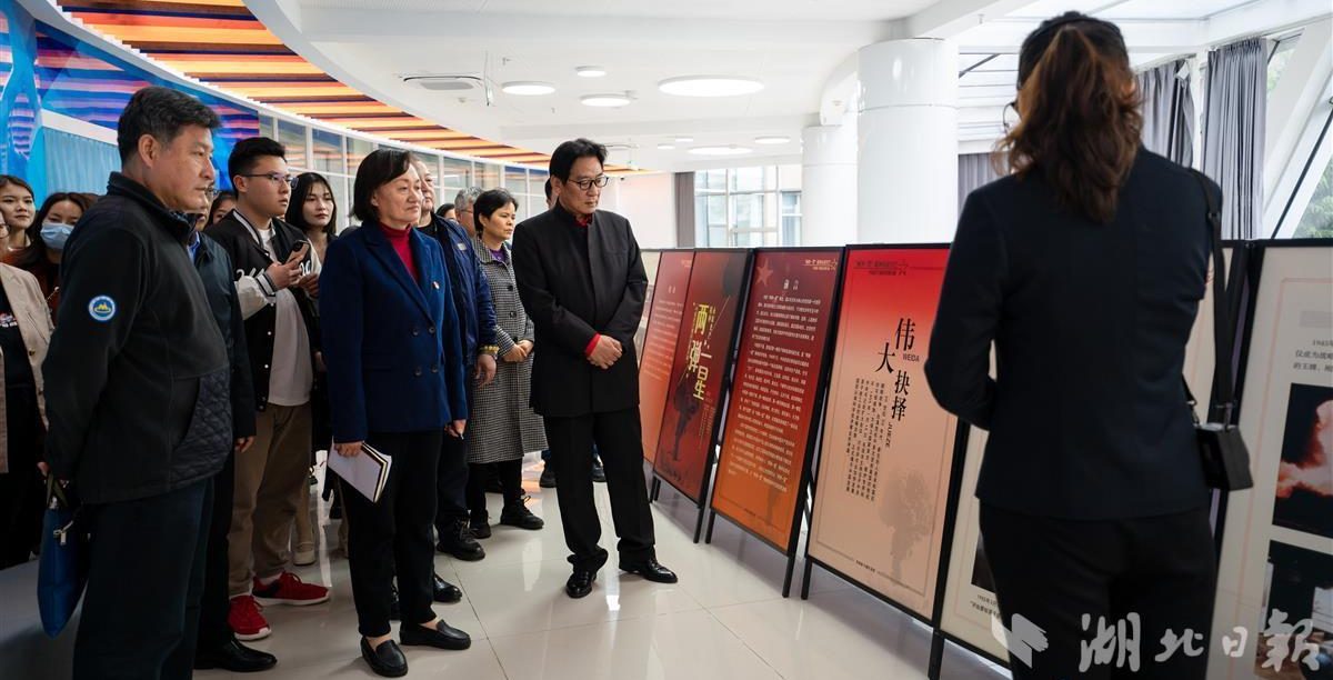 【湖北日报】弘扬“两弹一星”精神，这个图片展走进武汉工程科技学院