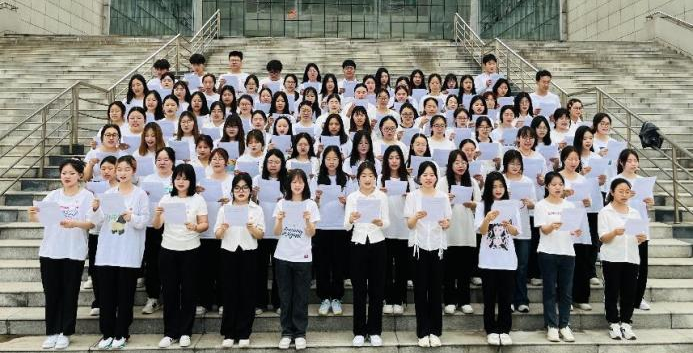 历史风骨 铿锵未来｜我校人文学院举行五四青年节百人诵读活动