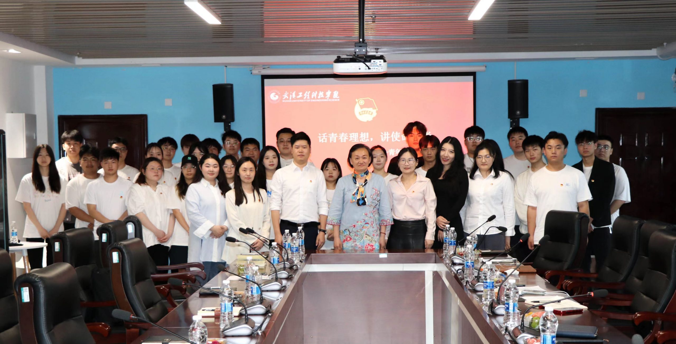 武汉工程科技学院召开五四青年座谈会