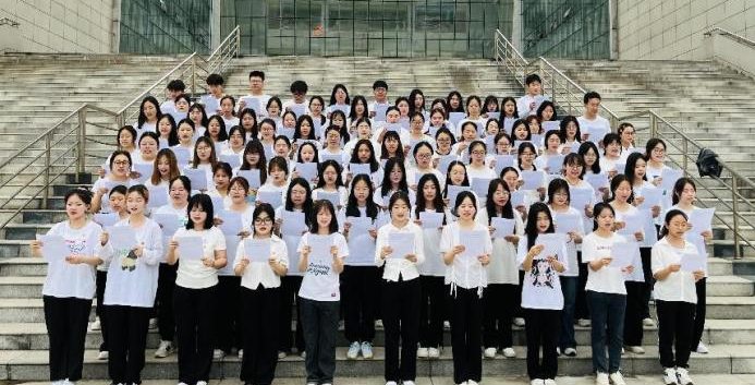 历史风骨 铿锵未来 人文学院举行五四青年节百人诵读活动