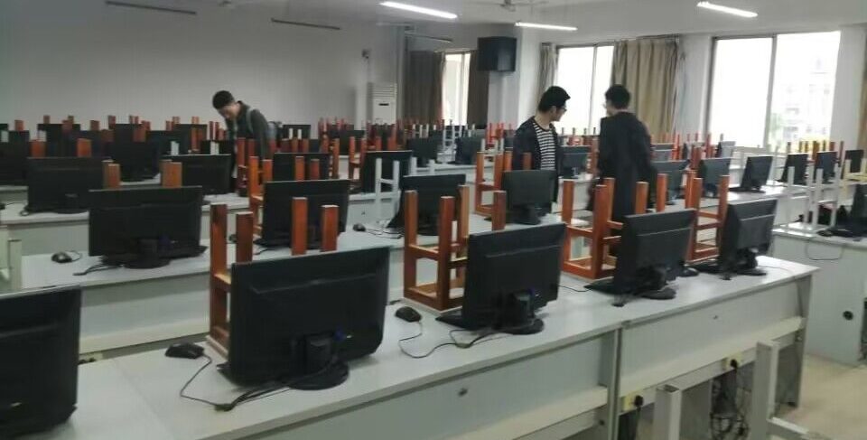 把知识和技能带走 将文明和品德留下 ——20工造本3班维护教学环境走在前面