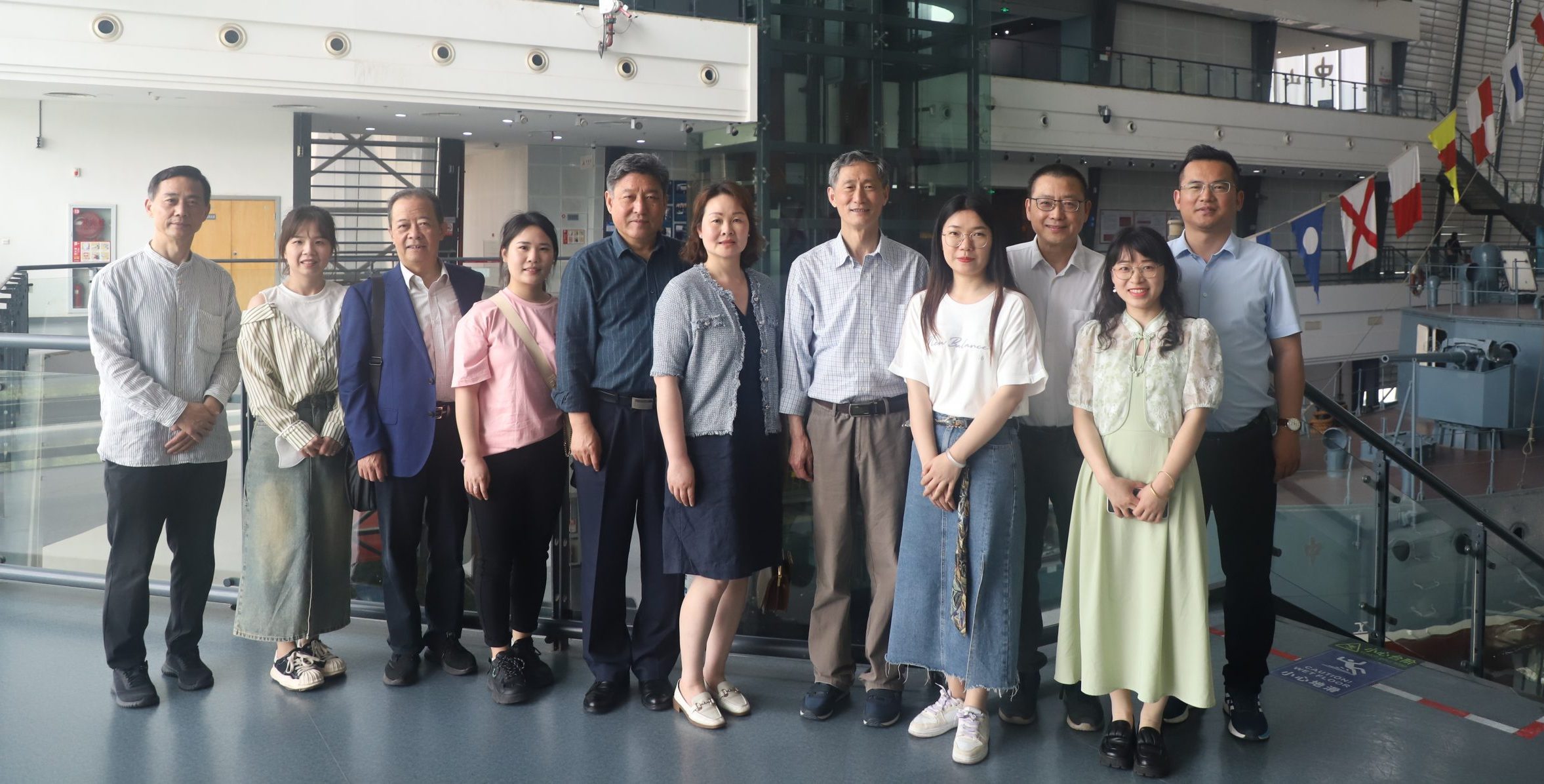 我校三部门教职工赴中山舰博物馆开展爱国主义教育学习暨春游踏青活动