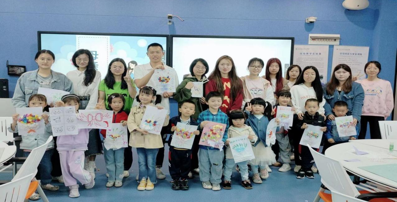 为爱束“花”，温情五月 ——小树苗幼稚园献礼母亲节