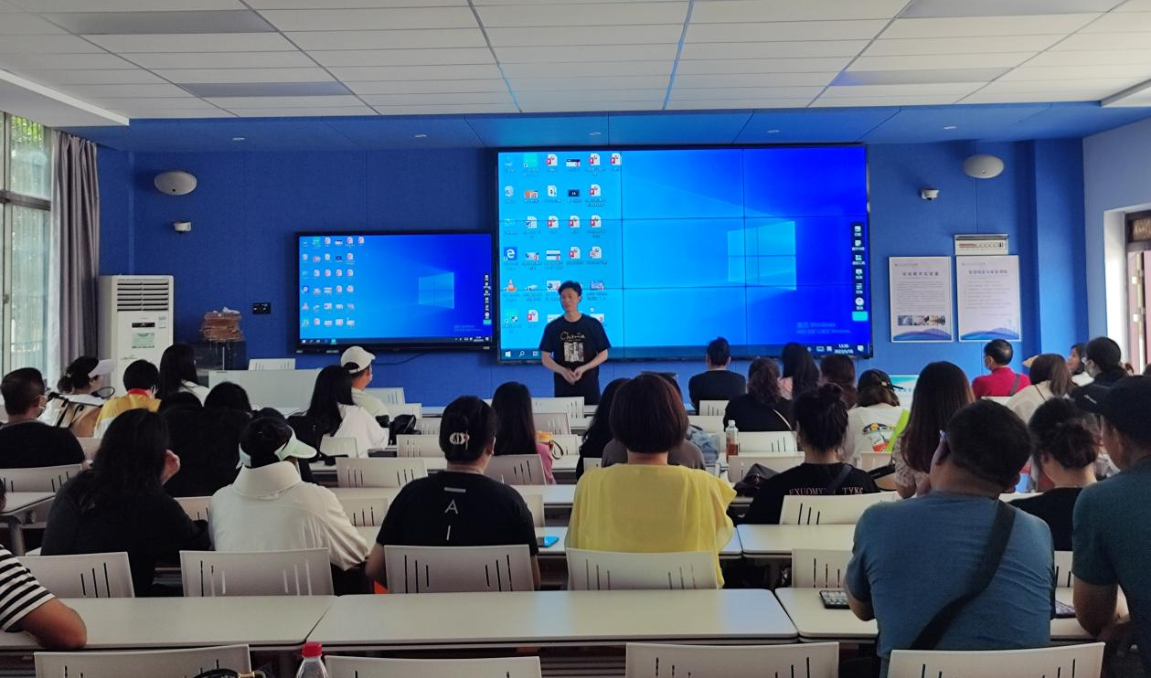 人文学院召开2023届毕业论文答辩培训会