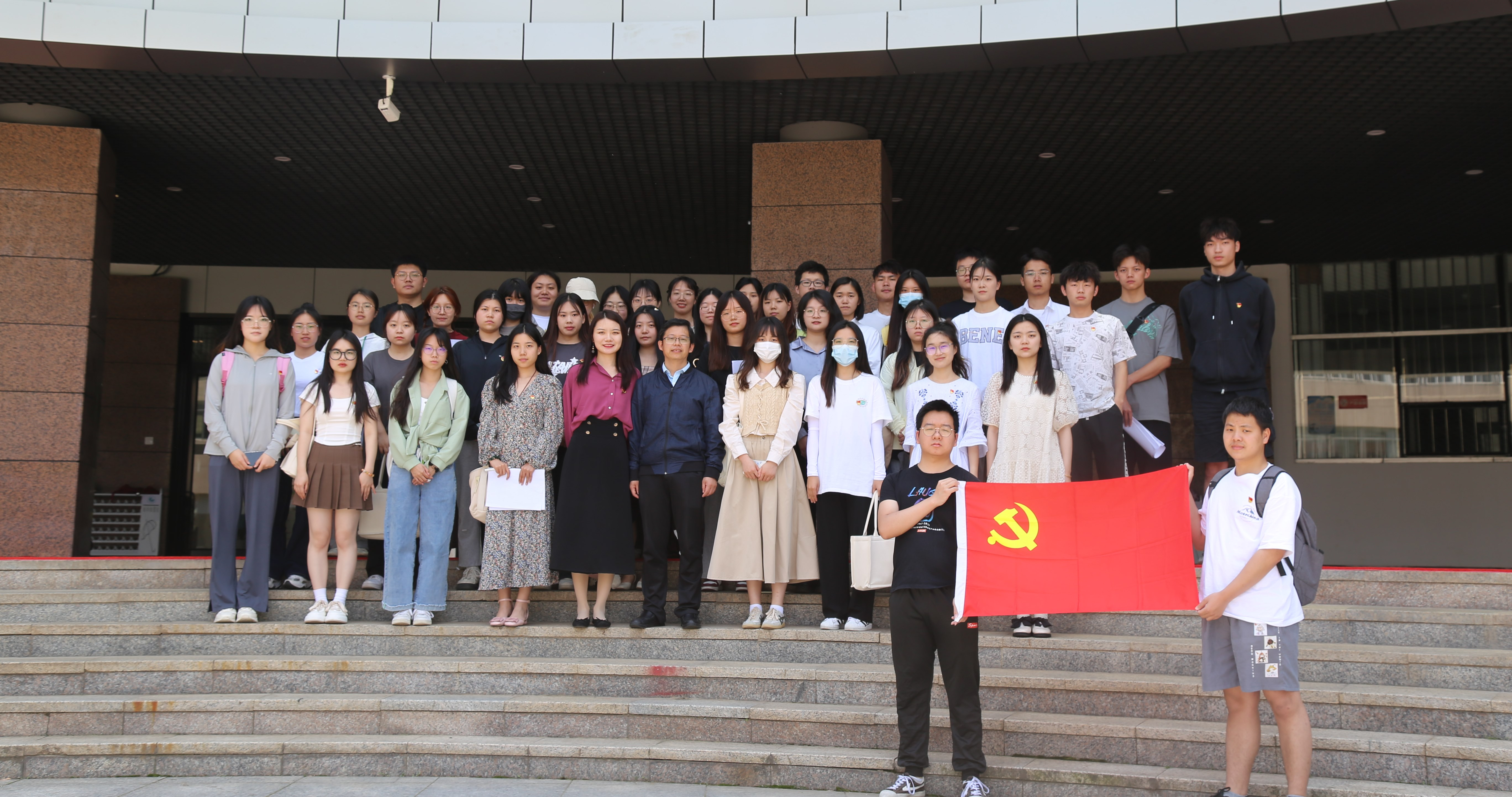 百年波澜壮阔 初心历久弥坚 人文学院组织非毕业生党员和发展对象参观“两弹一星”图片展