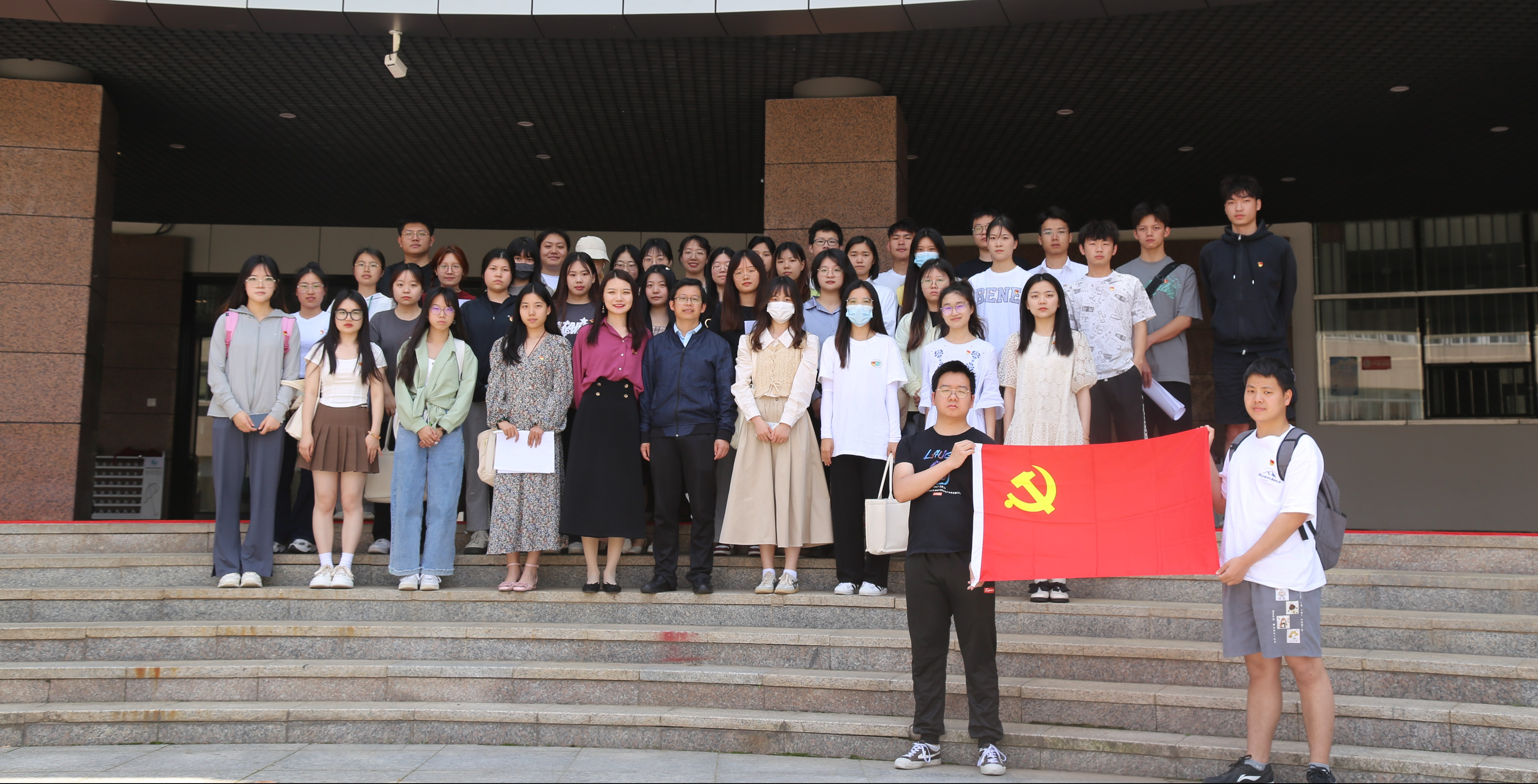 百年波澜壮阔 初心历久弥坚｜我校人文学院组织非毕业生党员和发展对象参观“两弹一星”图片展