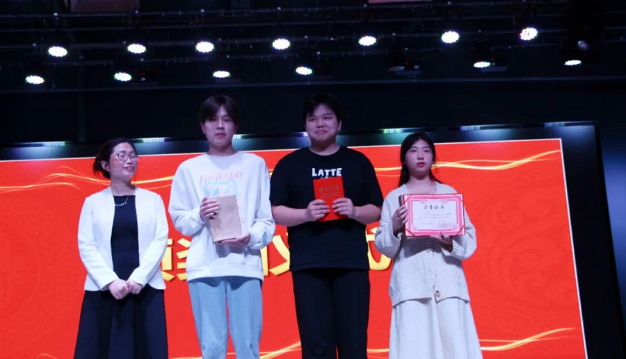 心灵剧《孔乙己脱不下的长衫》