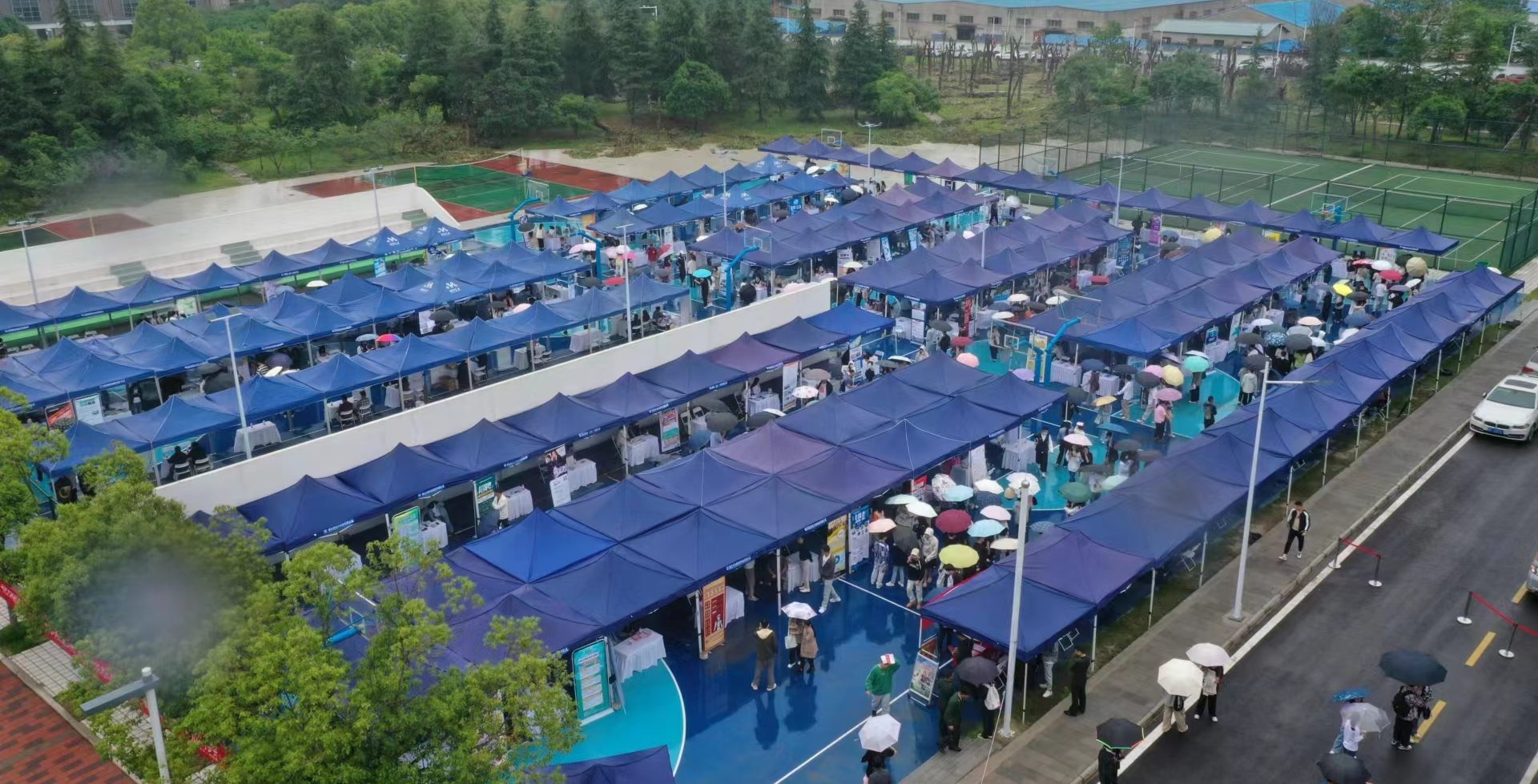 【中国教育在线】100多家企业到武汉工程科技学院“抢人” 提供近3000个岗位