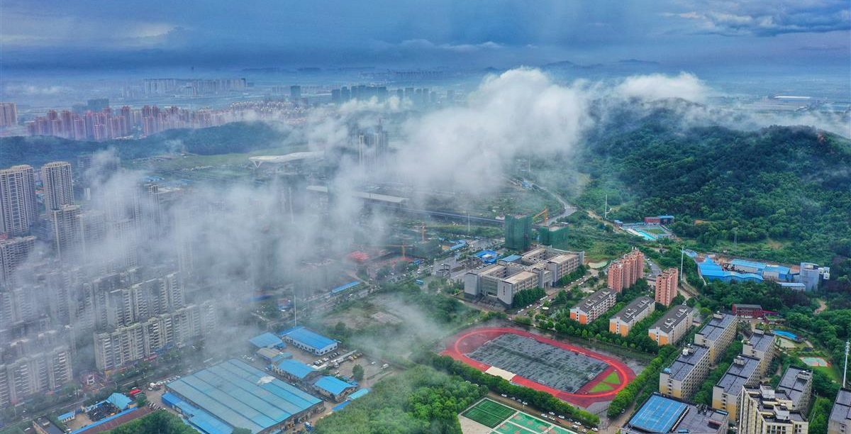 【极目新闻】拍校园拿大奖！湖北一大学举行2023年无人机航拍校园赛