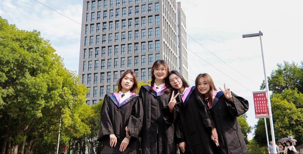 【极目新闻】特别的毕业礼！湖北一高校将毕业班班会记录册收藏