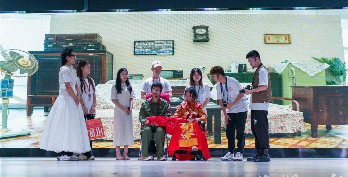 【湖北日报】为老人圆婚纱照的梦，这支大学生团队再出发