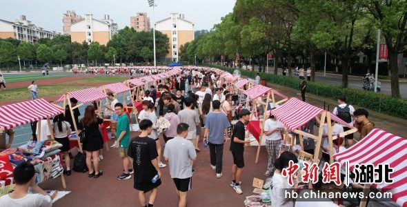 【中国新闻网】“湖畔音乐节”“毕业集市”……武汉这所高校花式宠毕业生
