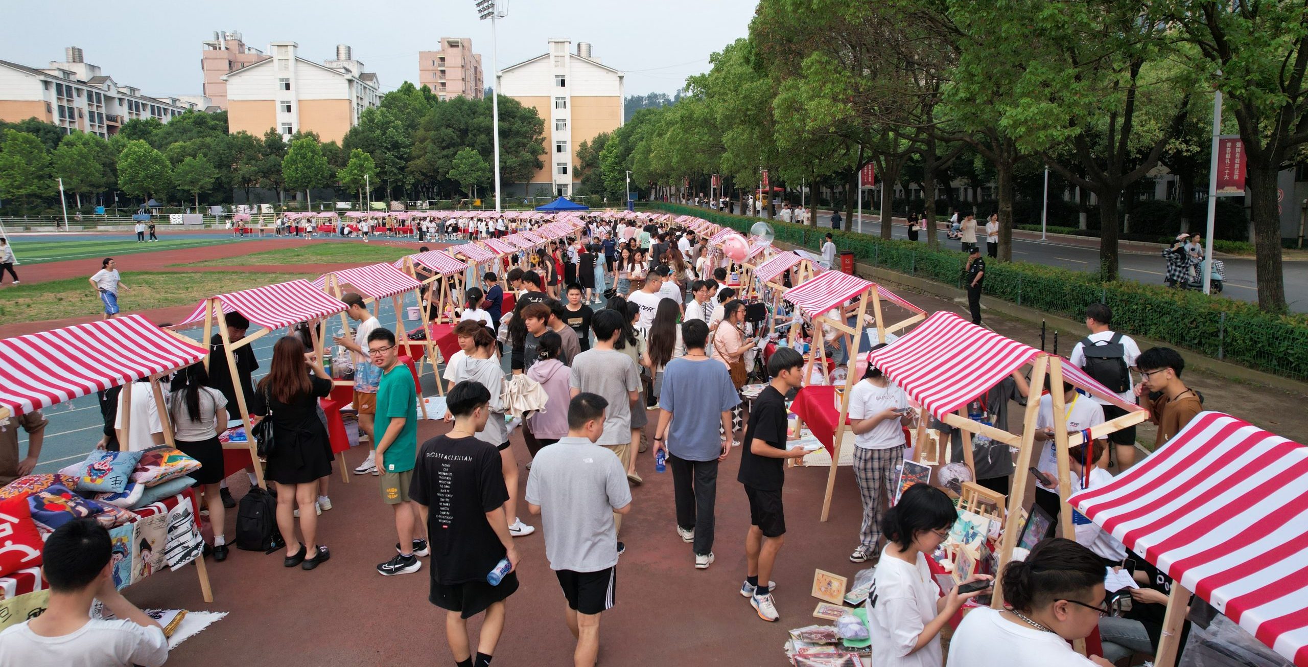 “情暖武工院，潮玩夜集市”第十三届大学生跳蚤市场暨创意集市开市仪式顺利举行