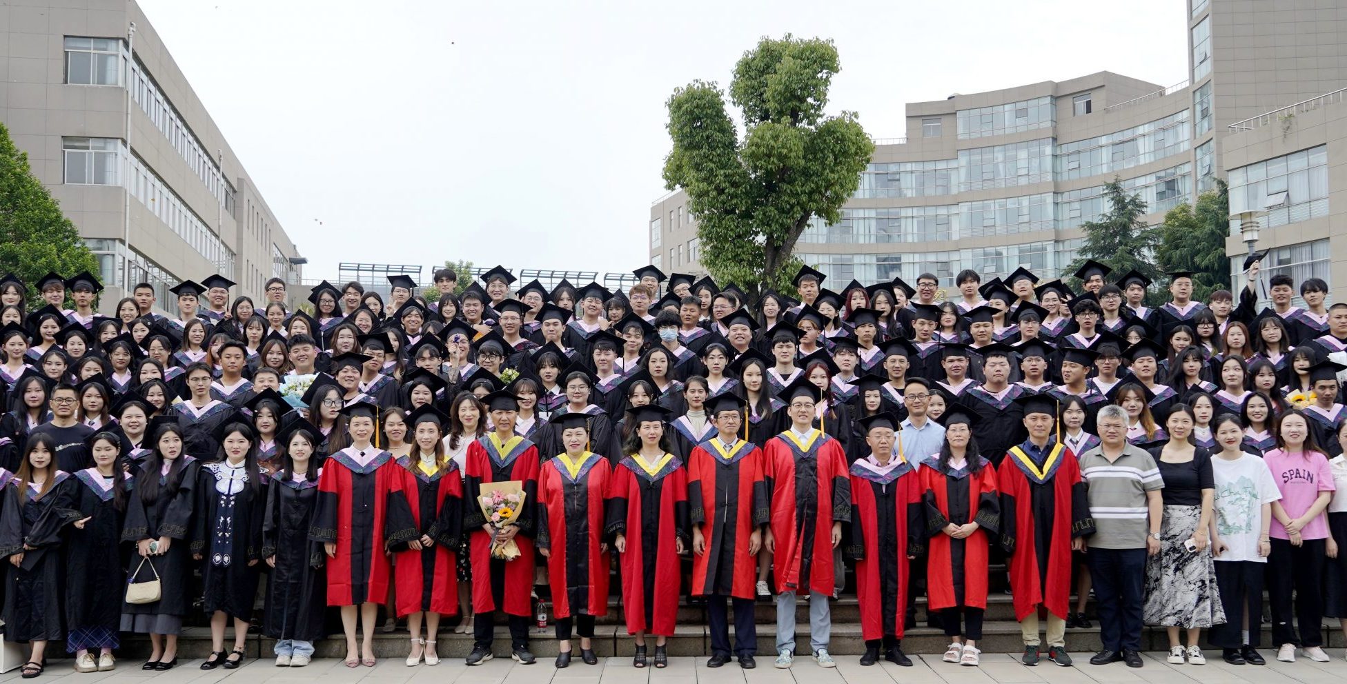 我校艺术与传媒学院举行2023届毕业生毕业典礼暨学位授予仪式