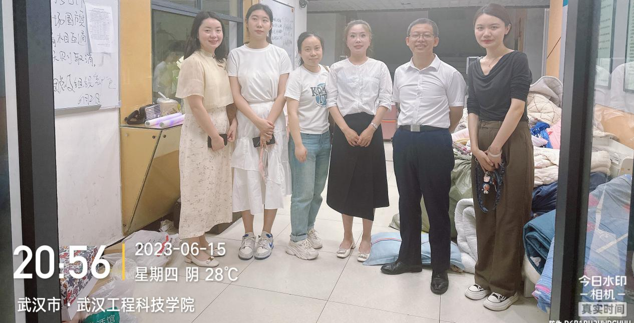 关怀进宿舍 情暖毕业季 人文学院领导深入2023届毕业生宿舍走访慰问