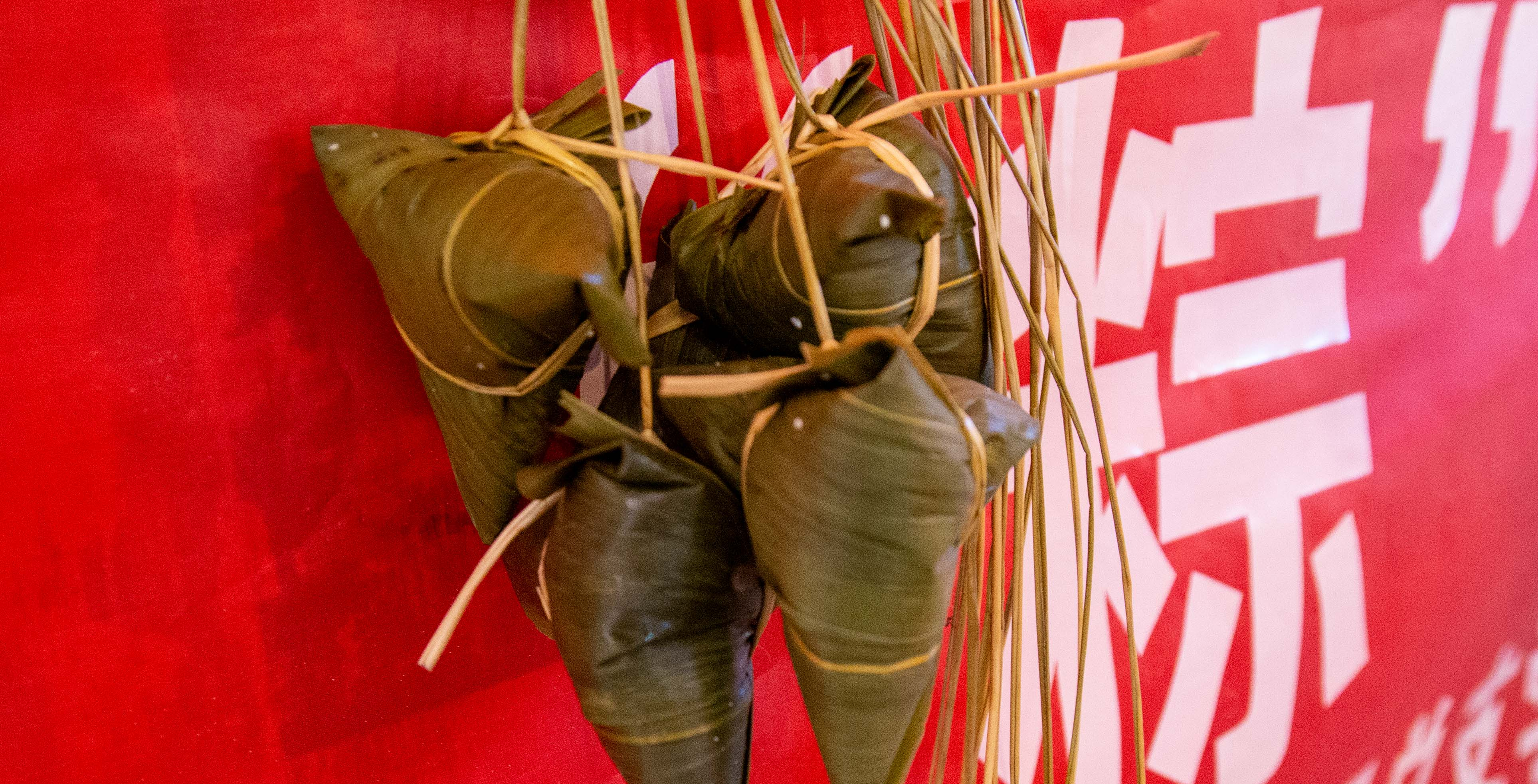 浓情端午 粽叶飘香 人文学院组织端午节包粽子体验活动