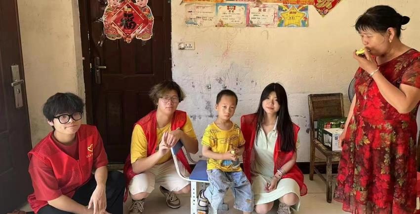 【湖北日报】“萤光之梦”支教团队走访慰问临江乡残疾儿童