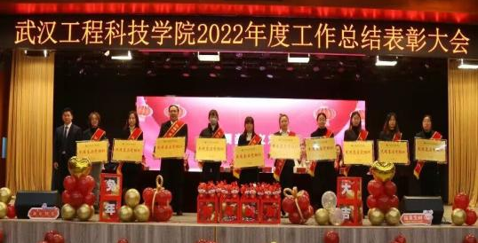 发挥“双带头⼈”作⽤，落实⽴德树⼈根本任务