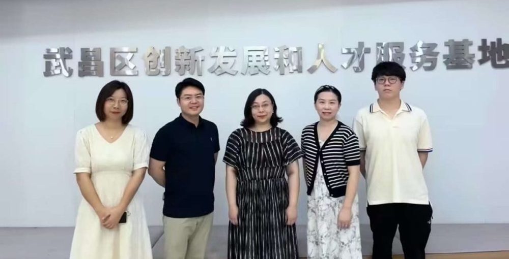 武汉工程科技学院马克思主义学院开展暑期走访慰问活动