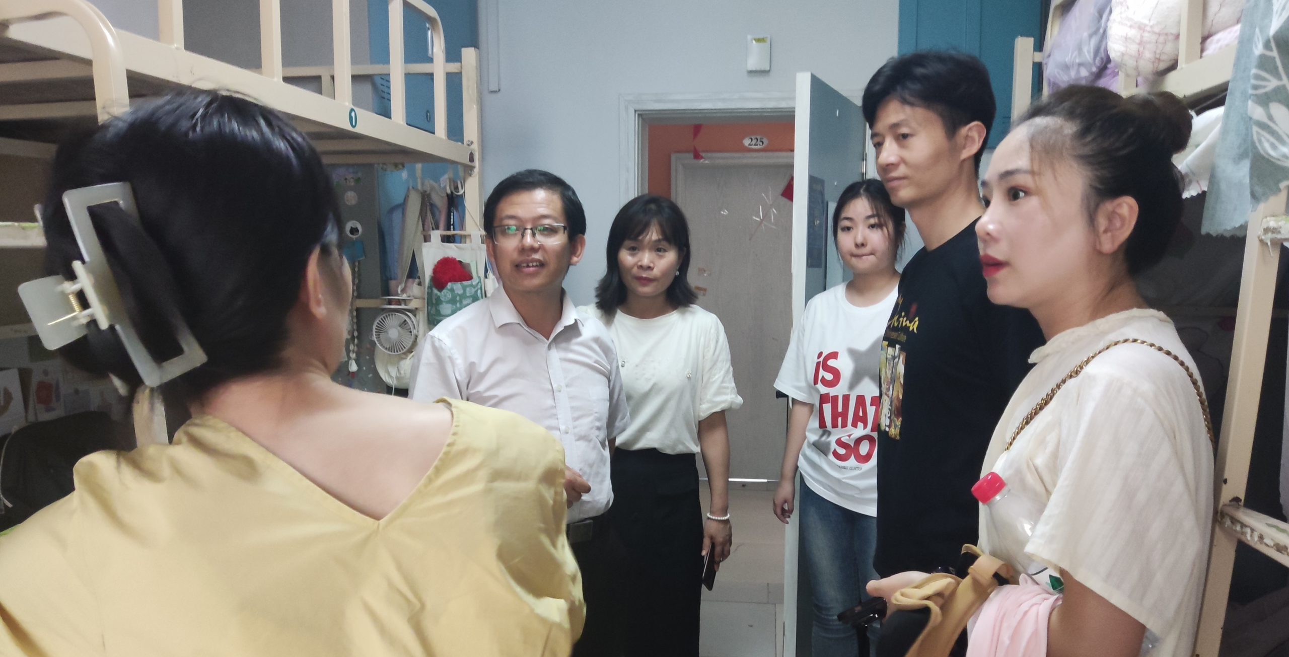 关怀至寝 温情暖“新” 人文学院院领导走访慰问专升本新生