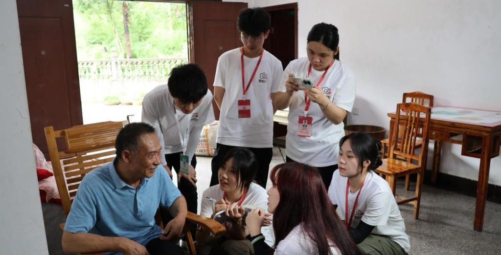 【中国青年报】大学生“拍照小队”为山村老人留下影像记忆