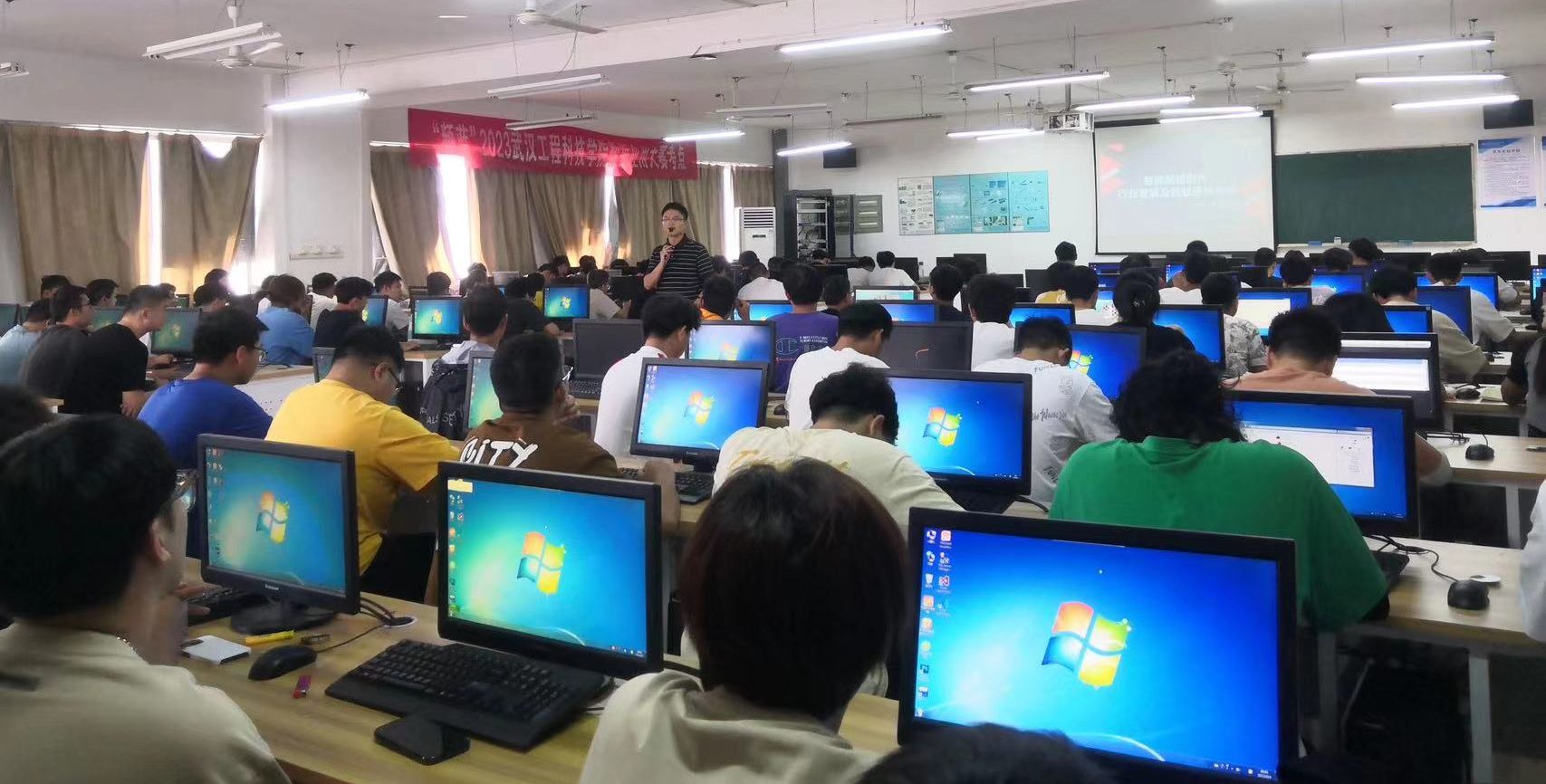 机械自动化系∣“拒绝躺平，追求卓越”——职业、行业、就业宣讲会