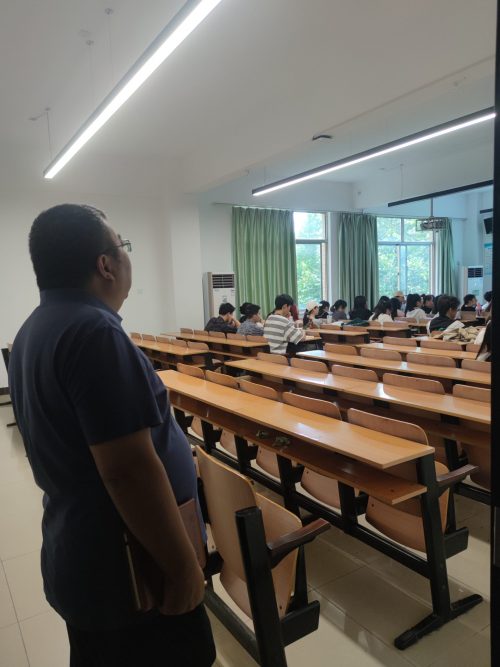经济与管理学院院领导带队 检查新学期第一堂课