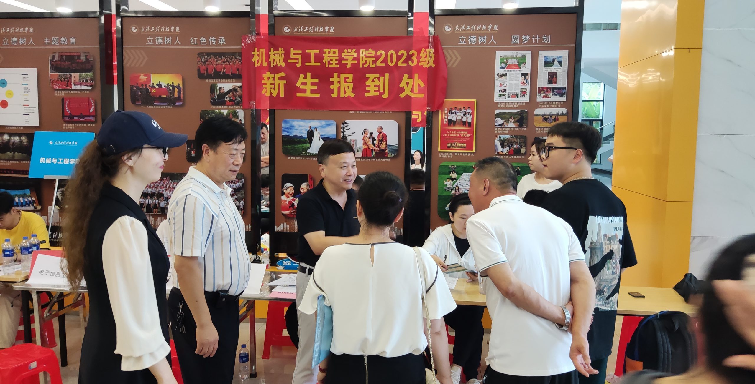 机械与工程学院专升本报道迎新现场