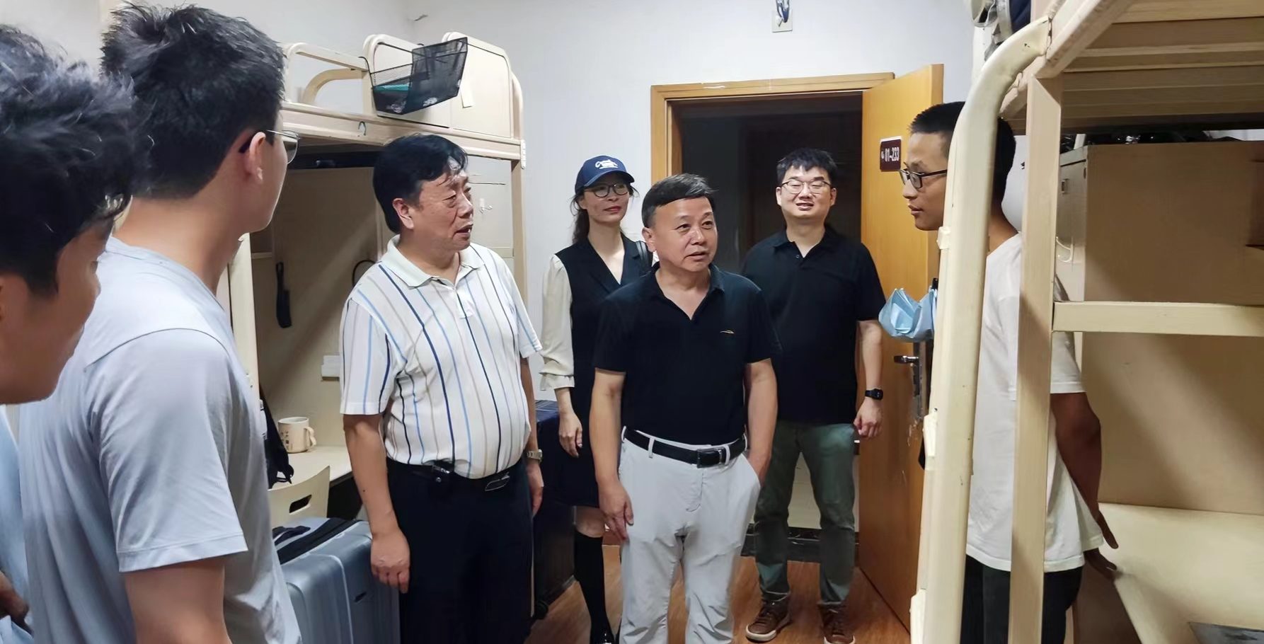 院领导班子亲临现场，携辅导员一同探访专升本新生宿舍