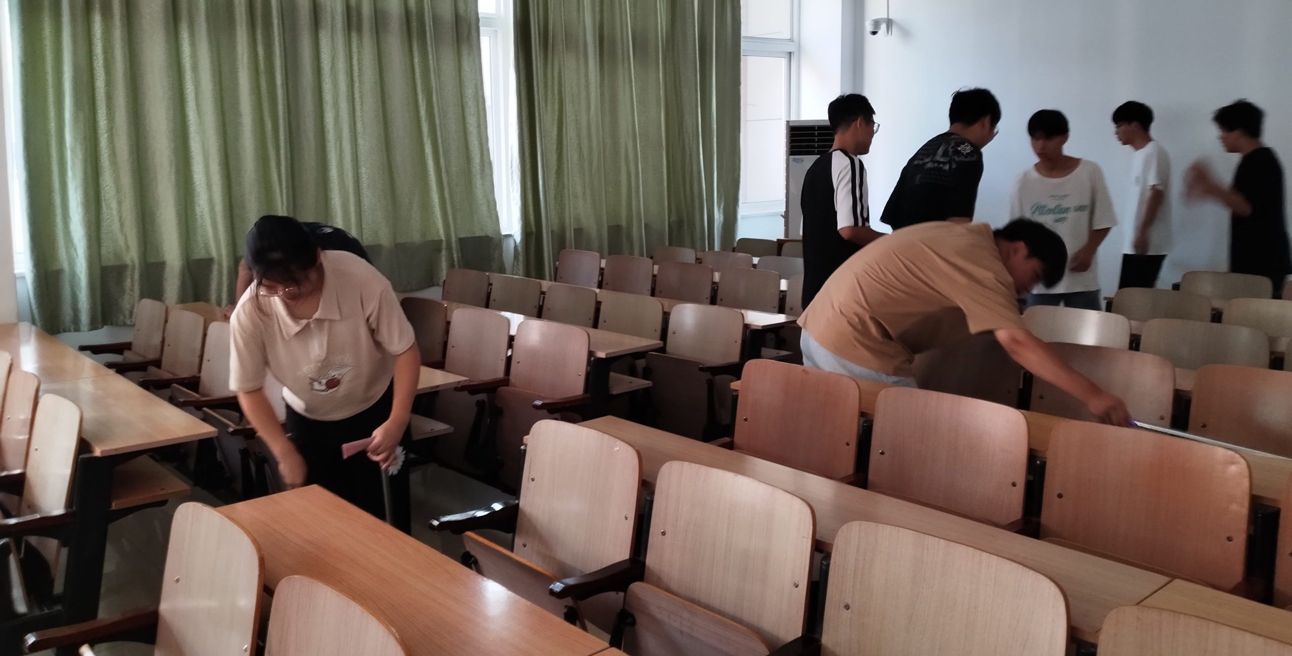 传承文化品德–美化学习环境 —-21路桥本1班课前组织教室大扫除活动