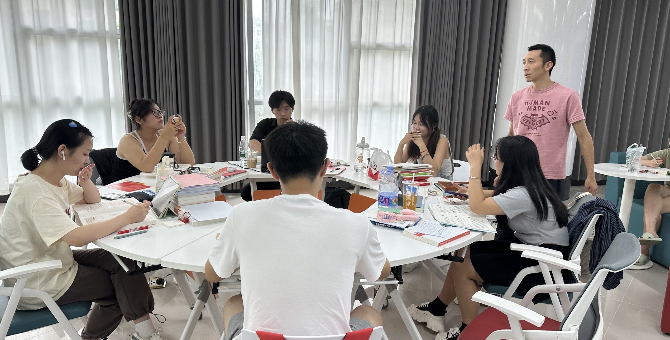 向占座行为说不——图书馆开展占座物品清理行动
