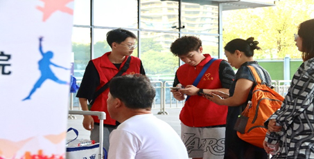 我院学生党员志愿者开展2023级迎新生志愿服务活动