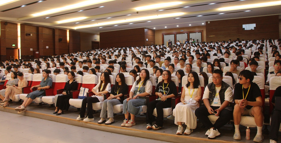 青葱岁月，携手同行｜经济与管理学院23级新生见面班会顺利召开
