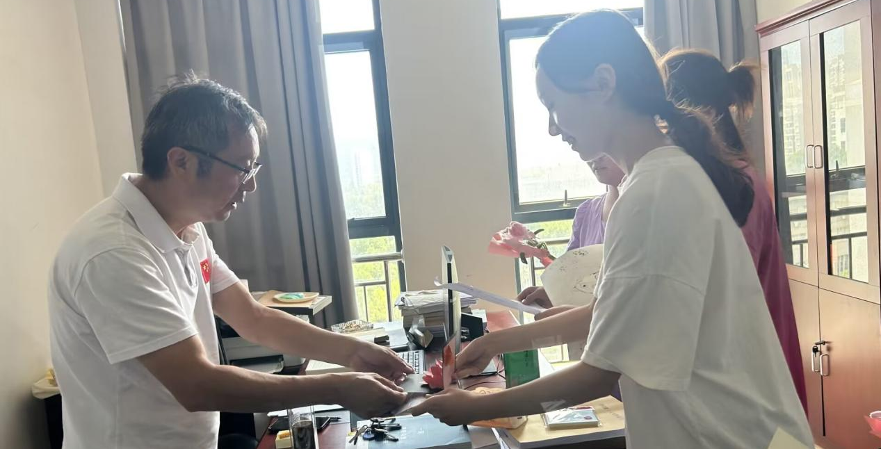 桃李芬芳至 手工颂师恩 ——人文学院教育系学子献礼教师节