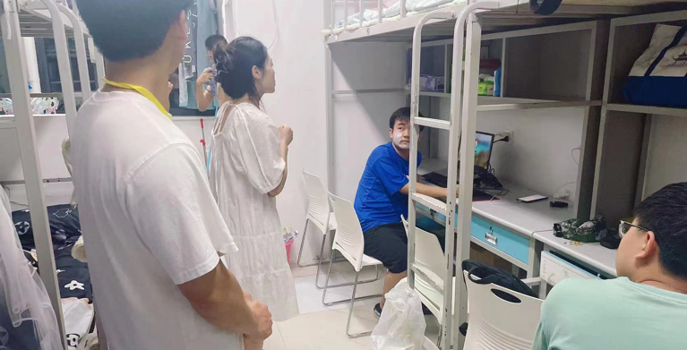 情系新生 关怀入心 人文学院院新生辅导员走访慰问新生寝室