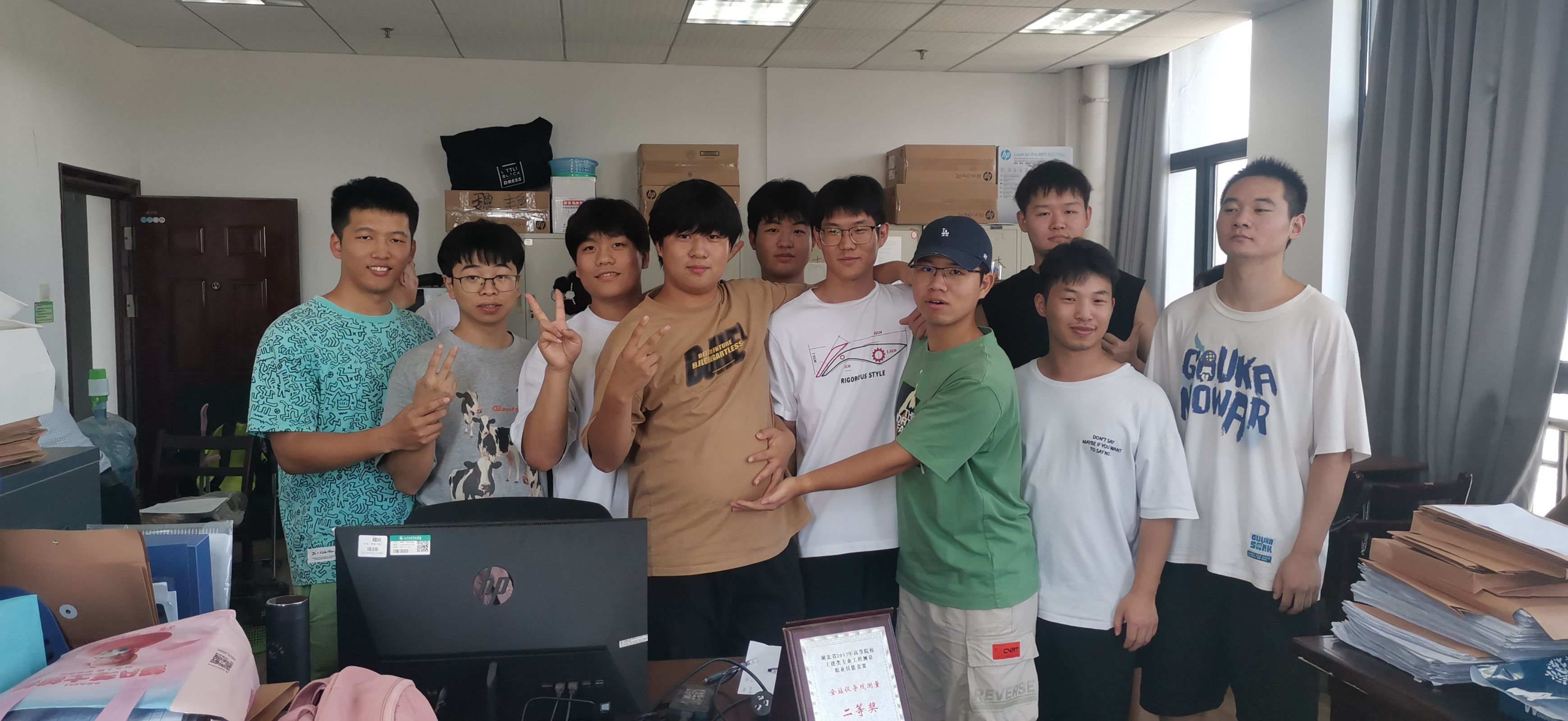德与艺的传承   爱与恩的回报 —-21土木本、22工造专部分同学开展教师节报恩活动