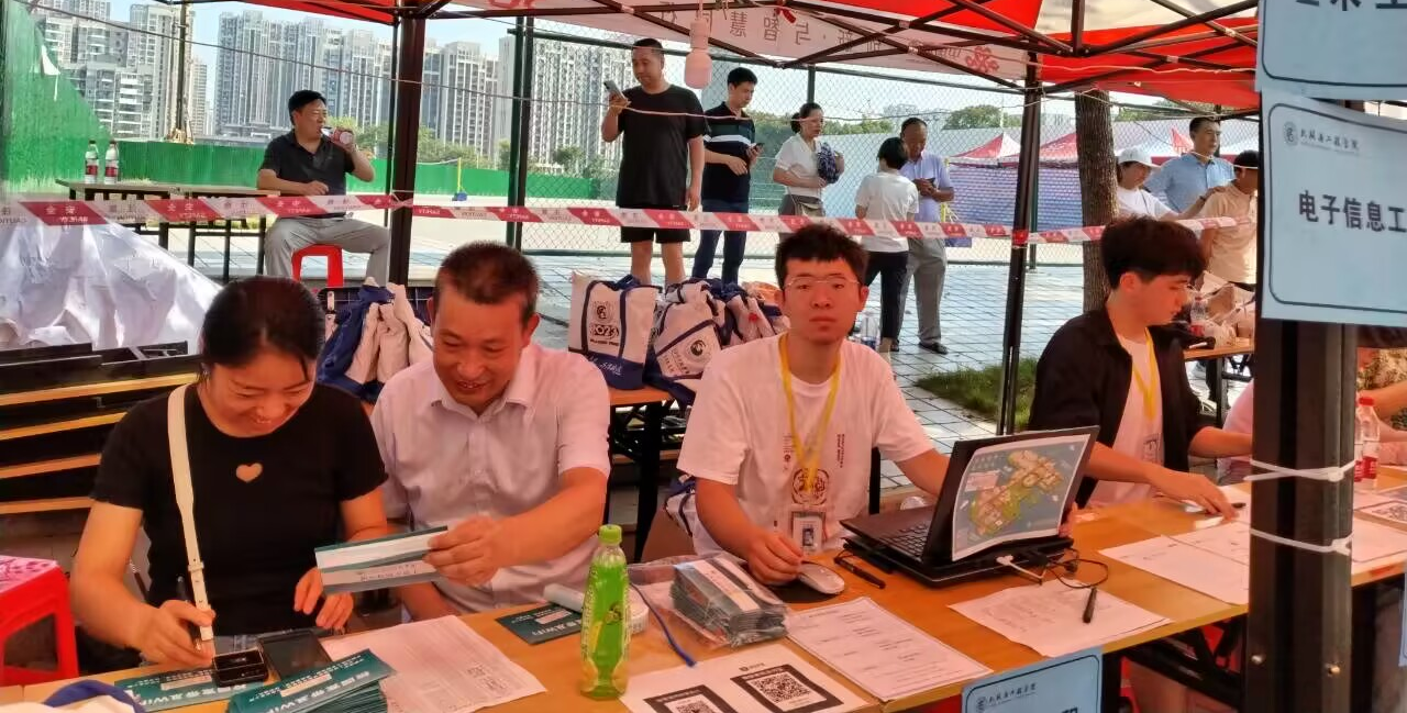 解专业学习之惑    立事业辉煌之志 —-土木工程系组织全体专业老师迎新现场开展专业咨询