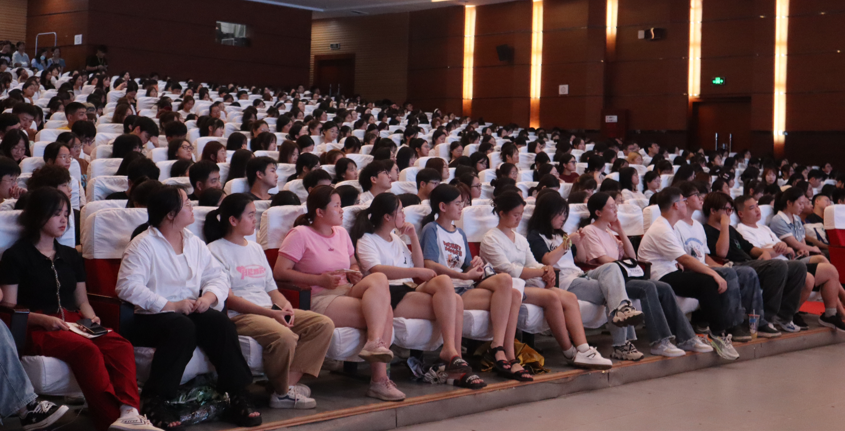 启航新生活，筑梦新征程|人文学院2023级新生开学第一堂班会顺利举行