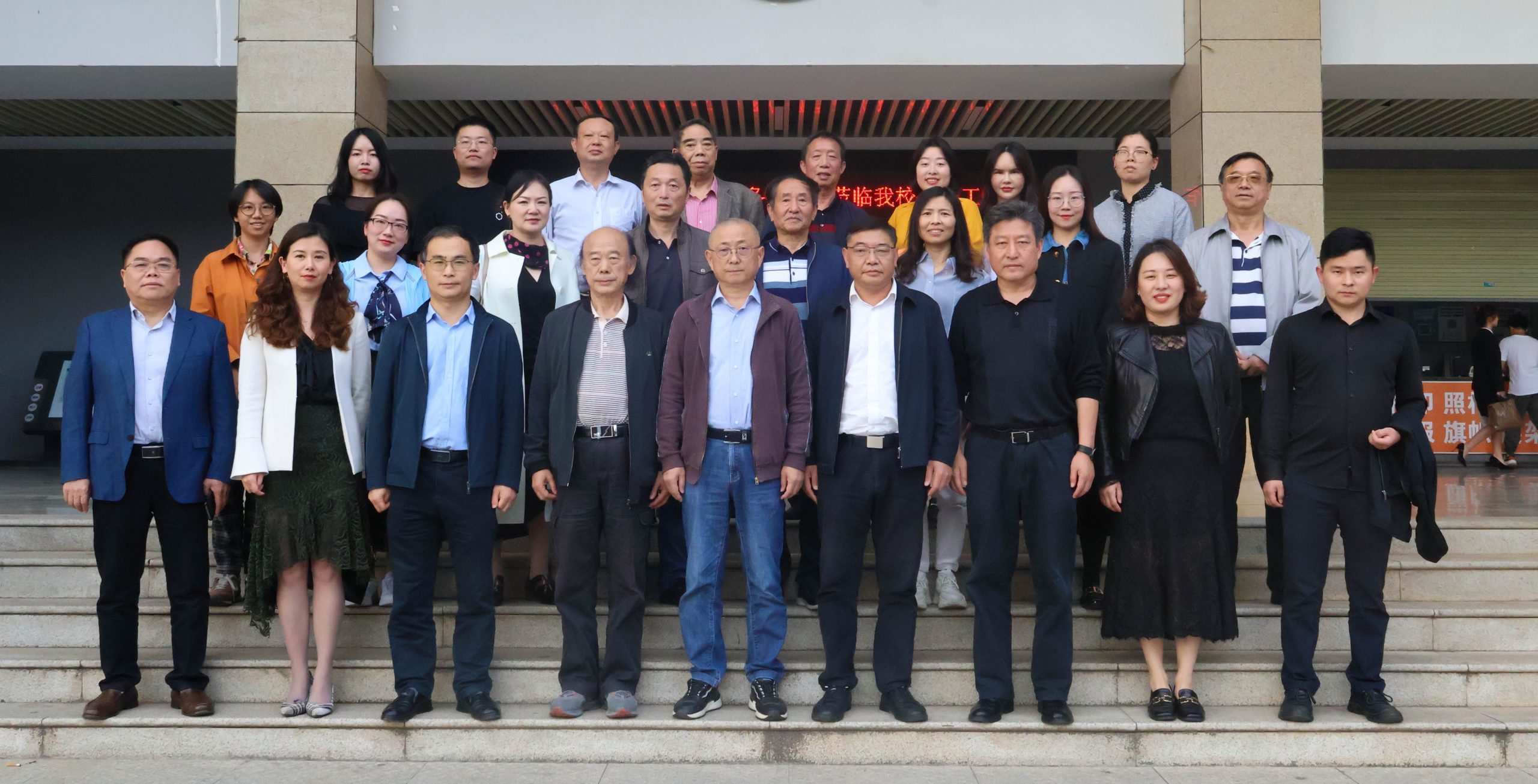 武汉工程科技学院“文学大师进校园”暨人文学院第四期博雅讲堂顺利举行