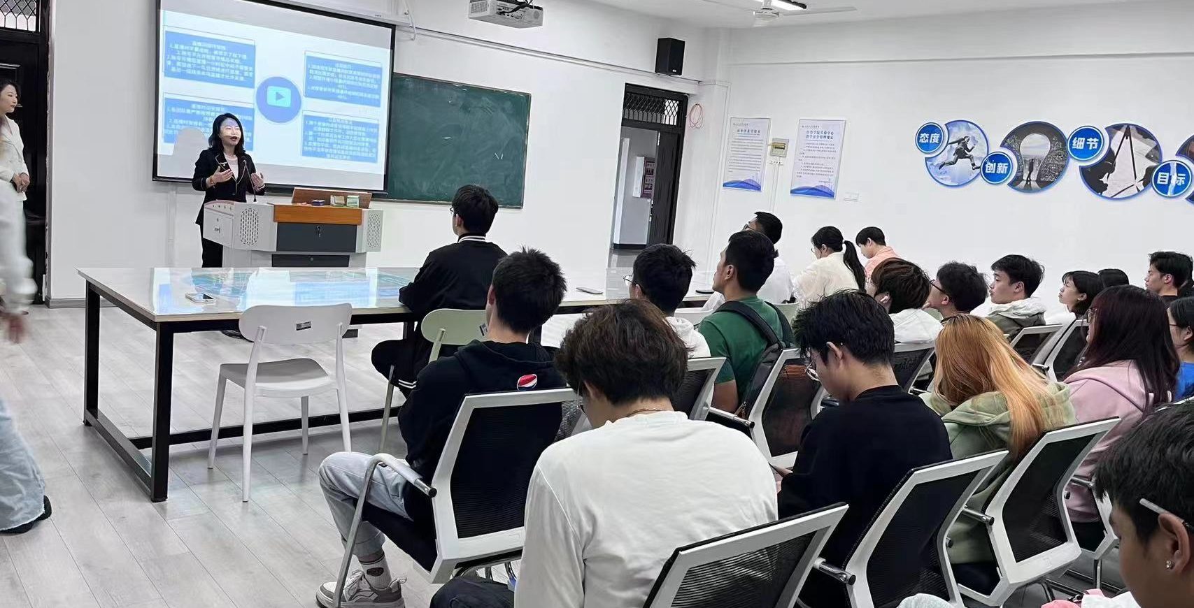 我们开播了!武汉工程科技学院第二届“青龙杯”电商直播大赛正式启动