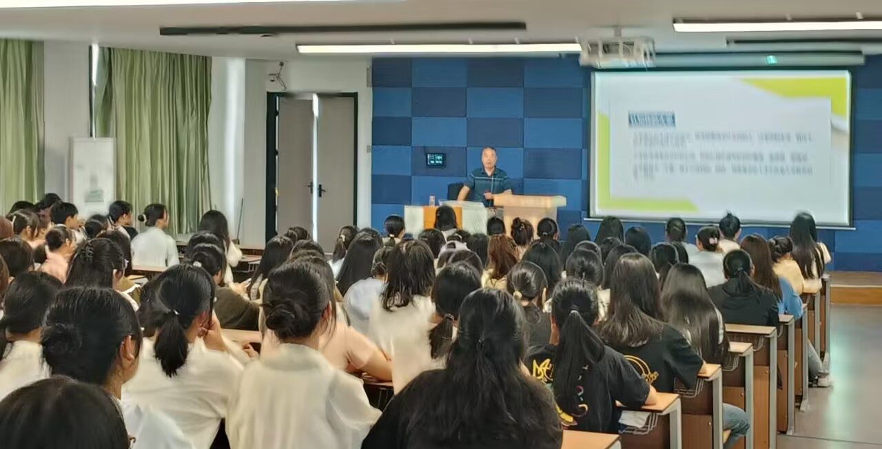 不负青春 再赴新程｜人文学院教育系组织召开2023级新生入学教育