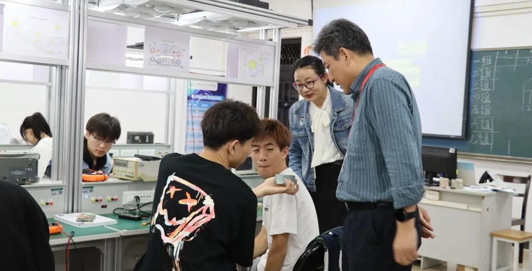 以检抓落实 以查促规范 | 校领导深入课堂检查新生“第一课”情况